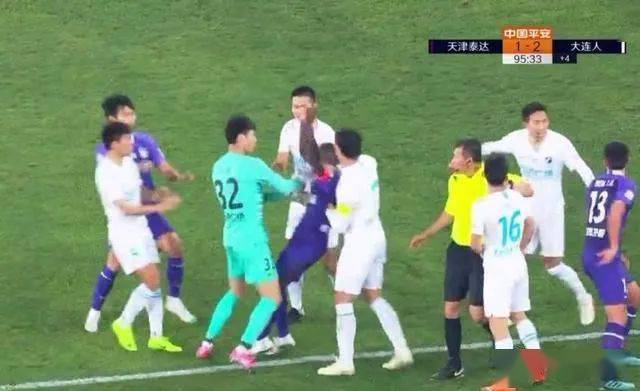  斯特拉斯堡vs尼斯爆发大规模冲突，多人染红被罚下  